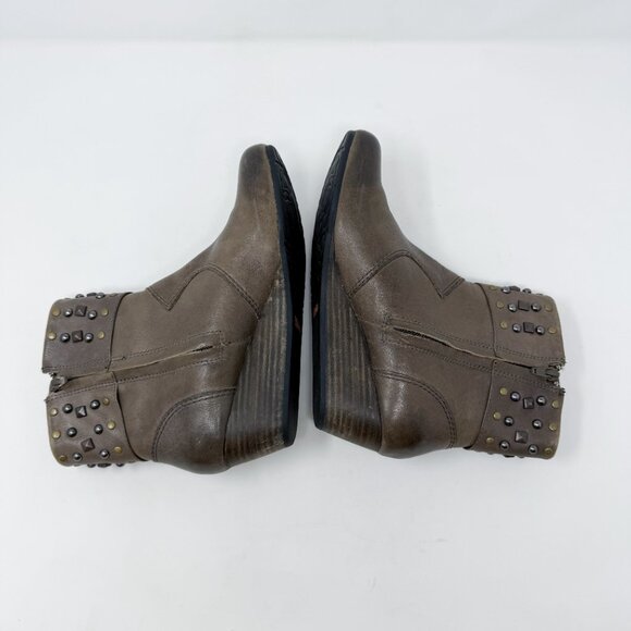 Taos Taupe Leather Verge Ankle Booties Women's Sz 8 Side Zip Stud/Rivet Accents - Picture 6 of 9